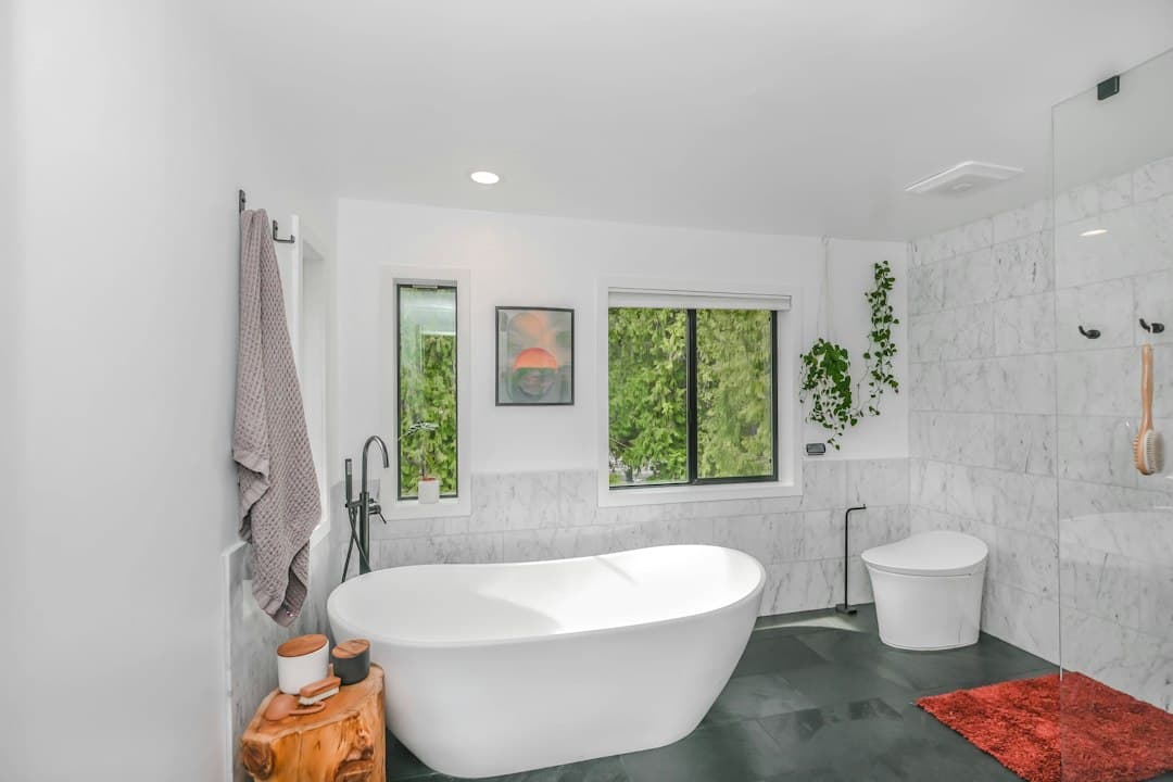white bathtub near white bathtub — Photo by Zac Gudakov on Unsplash