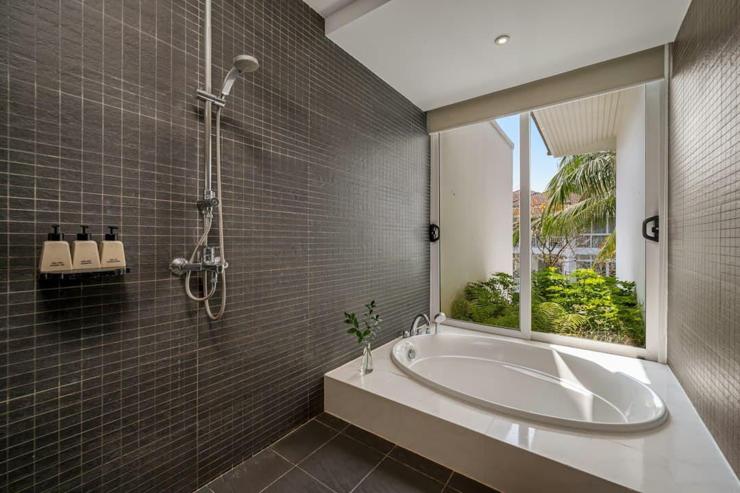 Modern bathroom with bathtub and shower area — Photo by Tran Vinh on Unsplash
